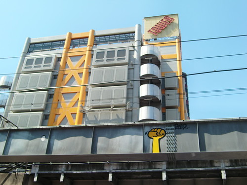 Tokyo-064 graffiti yellow hand