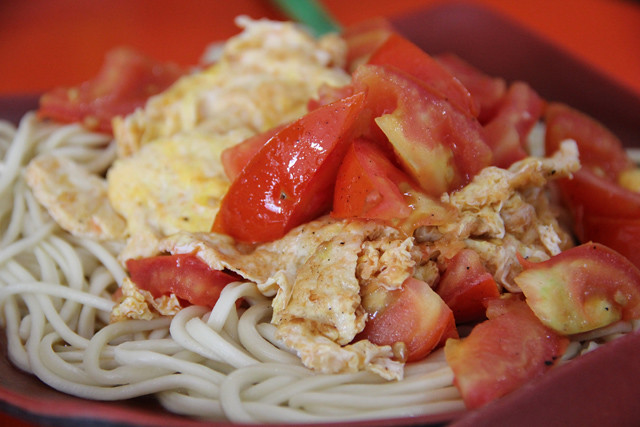 Noodles topped with egg and tomato