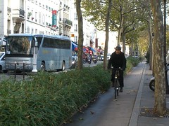 Велодорожка на бульваре Рошешуар / Bicycle path on Boulevard de Rochechouart