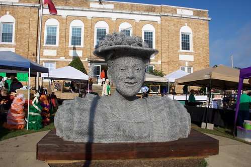 courthousesquare signs vendors bananapuddinfestival festival minnie pearl