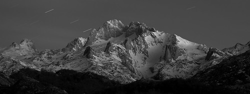 winter bw snow mountains nocturnal dusk picosdeeuropa smcpentaxda70mmf24