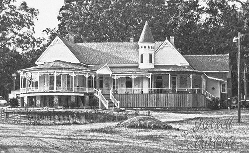 white black monochrome edgewood lousiana plantationhouse farmerville