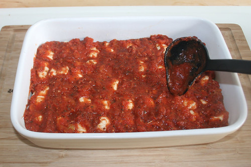 25 - Tomatensauce darauf verteilen / Spread tomato sauce