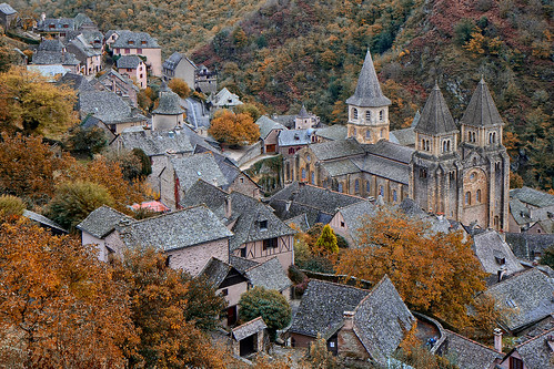 conques abbaye midipyrénées toit automne village pélerinage aveyron