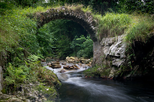 water river stones lee freshwater medievalbridge smcpentaxda1224mmf40edalif pentaxk5 puentemedievaldelavallina ríonueva