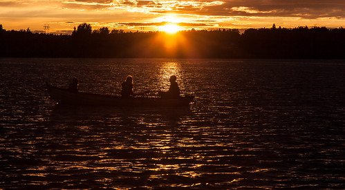 sunset sun lake silhouette espoo suomi finland fire boat midsummer sundown bonfire scandinavia tuli juhannus vene järvi kokko auringonlasku aurinko uusimaa pitkäjärvi laaksolahti kokkoranta