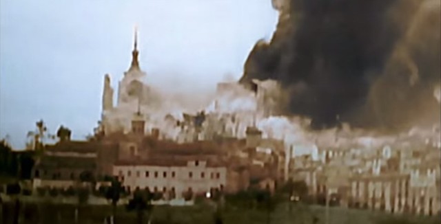 Momento de la tremenda explosión de la mina que voló el torreón suroeste del Alcázar el 18 de septiembre de 1936. Captura de un vídeo real a color de la Guerra Civil en Toledo en el verano de 1936