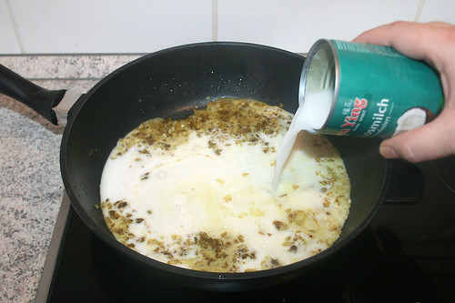 29 - Mit Kokosmilch ablöschen / Deglaze with coconut milk