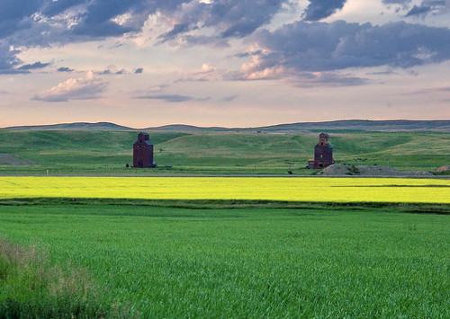 blue canada color colour building green yellow afternoon farm best sk coulee prairie saskatchewan agriculture favourite grainelevator neidpath 2011 canadagood thisdecade