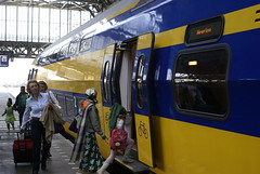 Reizigers stappen in de trein naar Maastricht