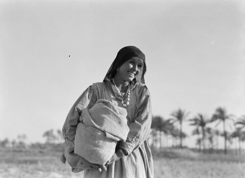 Vrouw met hoofddoek / Woman with headscarf