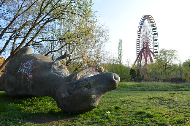 Spreepark Berlin Kulturpark Plaenterwald_abandoned amusement park_tyrannosaurus rex on ground ferris wheel