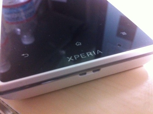 grey XPERIA acro HD購入時に貼ってある保護フィルムは二重に貼ってある！？