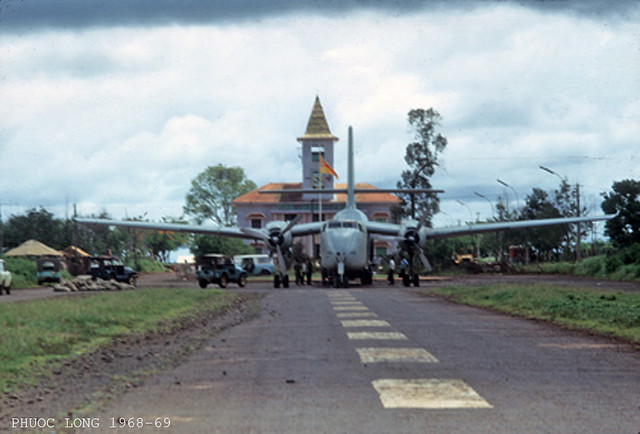 Phước Long 1968-69 - Tòa Hành Chánh và sân bay tỉnh lỵ - ngày nay là đường  CMT8, TX Phước Long