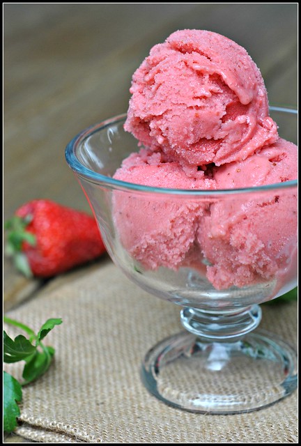 5 Minute Healthy Strawberry Frozen Yogurt 1