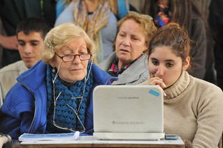 17.05.2012 Alumnos de Conectar Igualdad con adultos mayores en Lugano