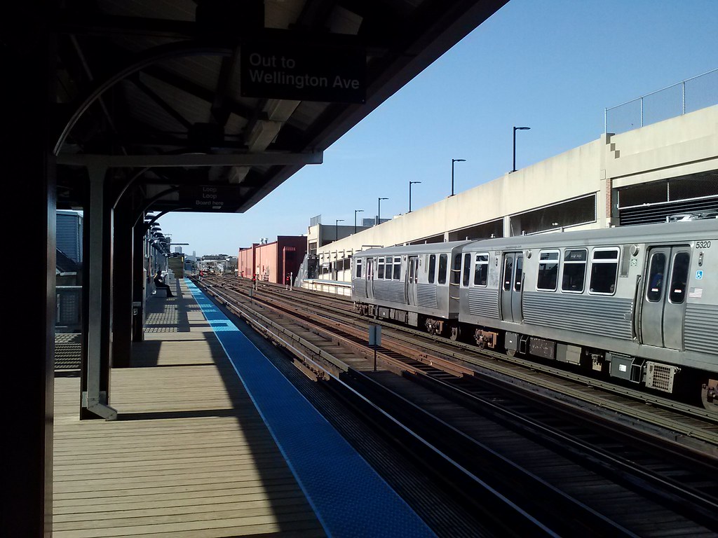 ways to get around chicago - Wellington Station on the L in Chicago.  Looking north.
