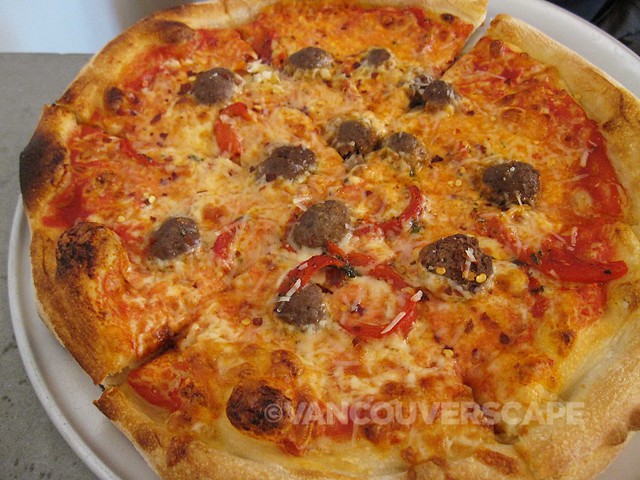 Pizza Fabrika Bison meatball/roasted red pepper pizza
