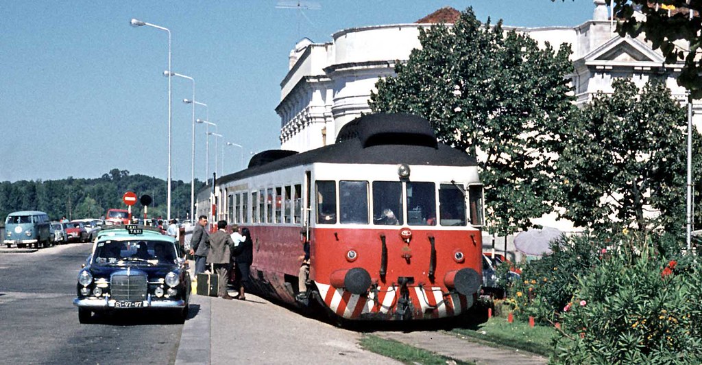 CP Portugal: Serpins Line train leaving Coimbra Estação Nova