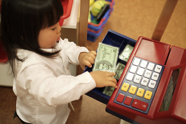 SAKURAKO gets money from a cash register !