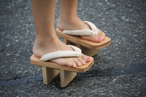 the new Japanese trend in shoes: Wooden Elevated Flip-Flops (geta, 下駄)