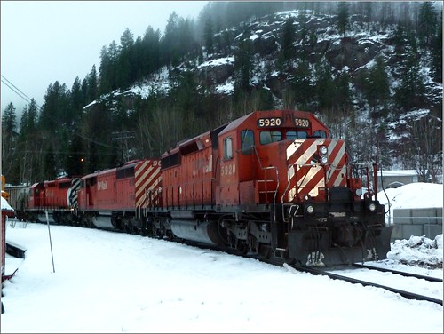 railroad snow canada train bc diesel railway cpr wye castlegar sd402 cp9013 cp5928 cp5920 p1030015