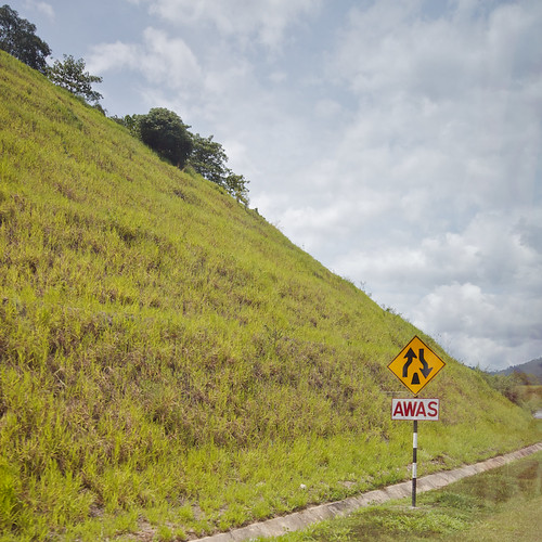 travel sign drain malaysia roadsign bustrip embankment malaysiatrip perak awas my butterworthtokotabharu mergingsign