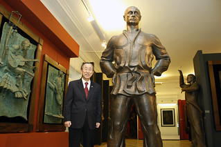 Secretary-General Poses with Statue of Putin in Moscowl