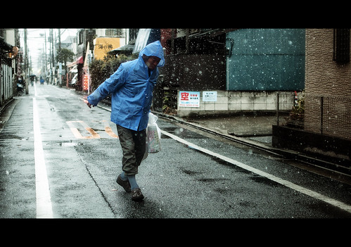road street snow man weather japan umbrella 35mm person photography japanese tokyo nikon mr candid bad human series raincoat koiwa d300s