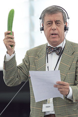 E-coli: MEP Francisco Sosa Wagner holds a cucumber during the debate