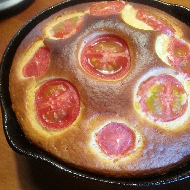 20140408 番茄優格熱鬆糕 (好啦！番茄只是純粹亂放 猛一看以為是臘腸)  #葛蘿的餐桌
