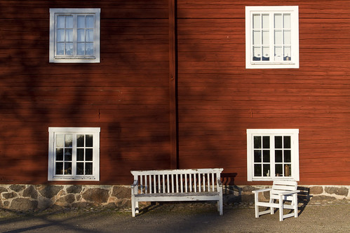 red white house bench chair sweden sverige östergötland borensberg canonefs1785mmf456isusm canoneos7d