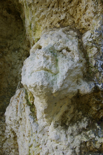 sculpture pierre enfant regard charentemaritime lapidaire crazanne