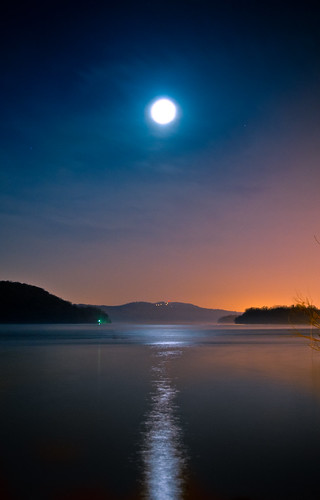 longexposure nightphotography moon reflection river susquehannariver middletownpa