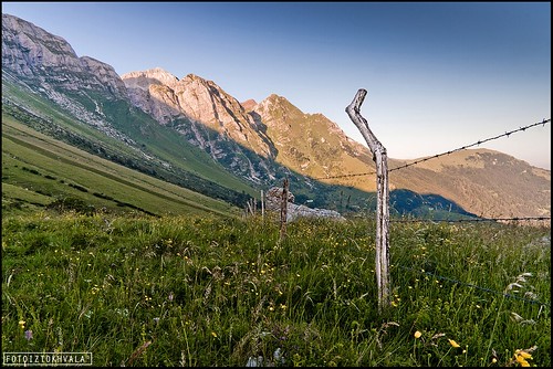sunset sun grass plane canon fence photography view barbwire 17mm mountaing canon40d mountainfence iztokhvala