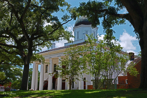 trees statue architechture louisiana clinton flag liveoak courthouse np preservation greekrevival courthousesquare nationalhistoriclandmark doriccolonnade wyojones theeastfelicianaparish theeastfelicianaparishcourthouse