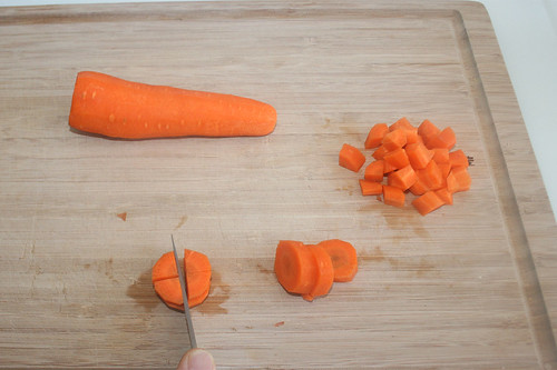 18 - Möhren grob zerkleinern / Mince carrots