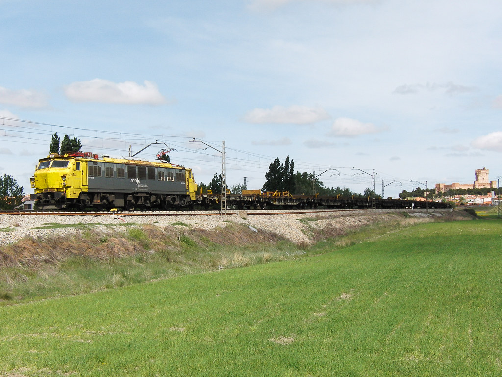 Uma locomotiva eléctrica da série 251 com um comboio de transporte de carris procedente de Valladollid e com destino a Las Cabezas de San Juan
