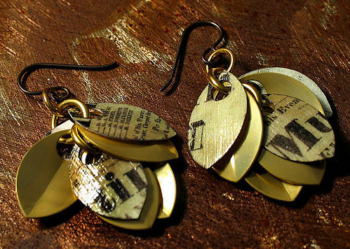 paper-short-dangle-earrings-in-gold-with-playbill-motif