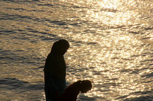 ocean sunset sea people silhouette island bath child maurice indianocean mother ile tropical mauritius sparks hindu doughter 550d
