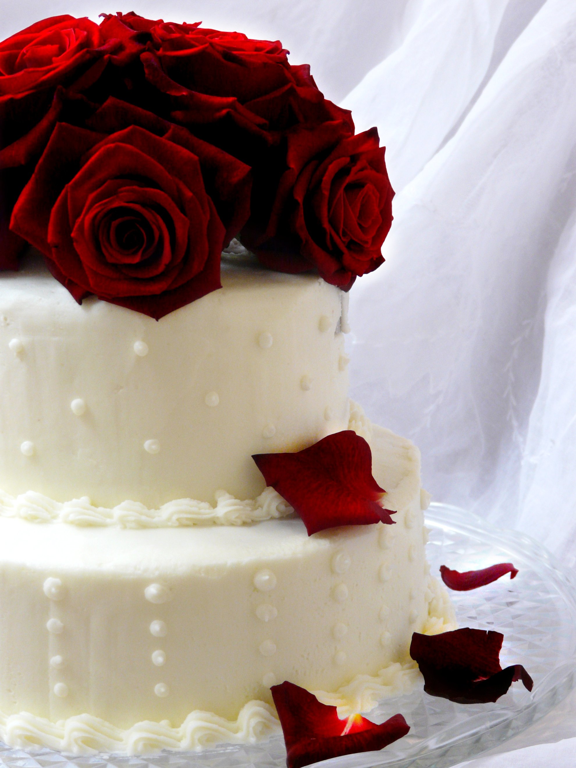 Белый торт с красными розами из марципана