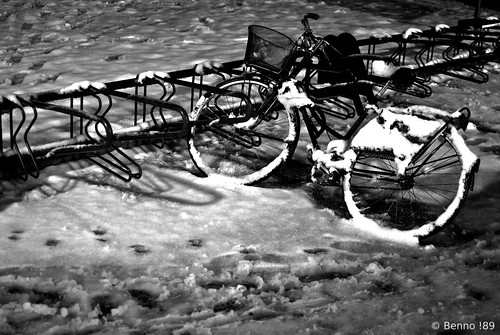 winter white snow black eye bike night contrast 35mm point punto nikon iron december view pisa just neve vista bici blink nikkor inverno dicembre bianco nero occhio notte punti ferro conte d60 contrasti benedetto colpo benno89
