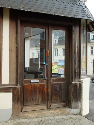 aumale seinemaritime normandie normandy france boutique commerce shop negozio porte bois wooden door