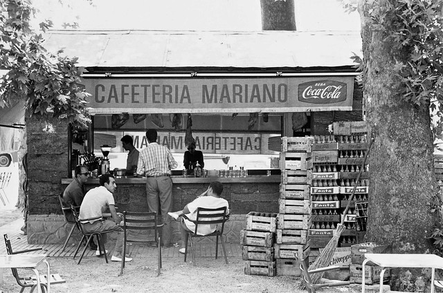 Quiosco de horchatas y refrescos en el Paseo de la Vega o de Merchán en 1967. Fotografía de John Fyfe
