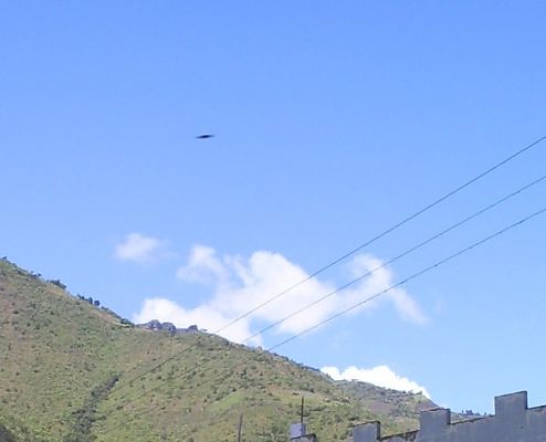 Photographie publiée par le journal El Diaro del Huila (Colombie) le 25 Janvier 2011 : un objet vole au dessus d'un volcan