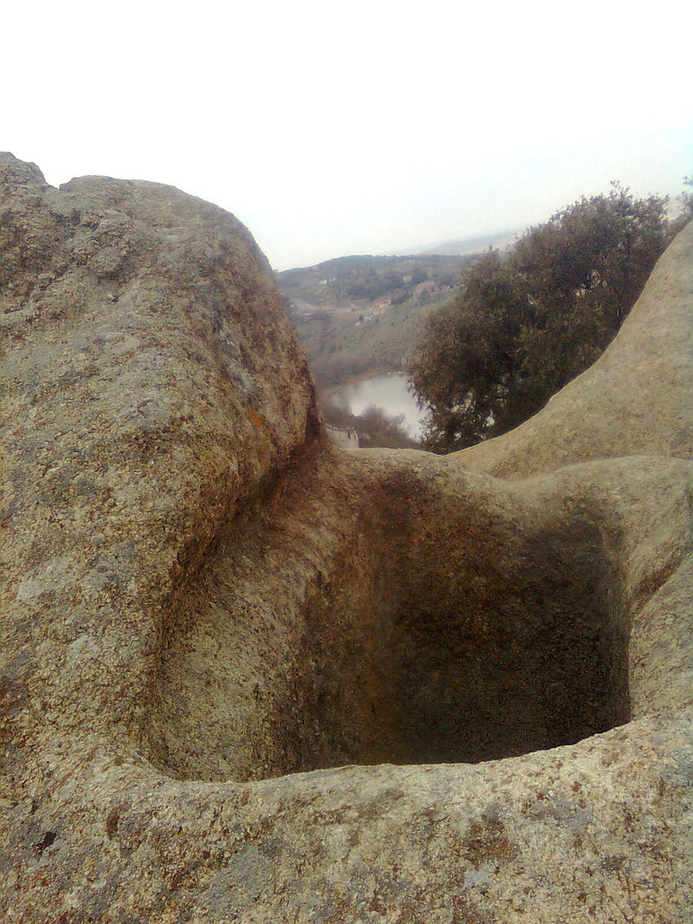 Sarcófago o sepulcro excavado en la roca en la Piedra del Rey Moro de Toledo