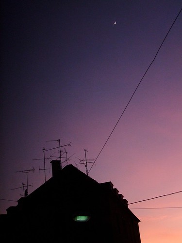pink light sunset moon colour silhouette rose evening mond sonnenuntergang purple violet rosa finepix fujifilm dämmerung antenna antennas violett rosy mondsichel sichel neuulm antennen konzertsaal flickrcolour s100fs
