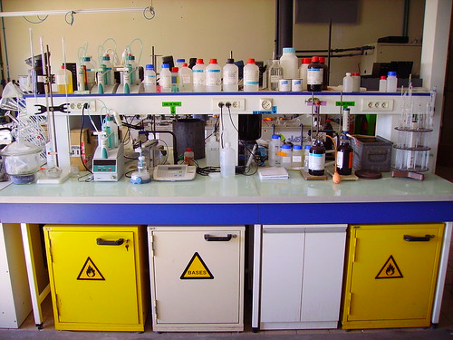 glass sign danger warning bench bottle sticker lab symbol label manipulation security safety iso plastic manip standard pe chemicals base pictogram hazard placard risque autocollant plastique pipette bouteille prise analysis poire vitre glassware dosage titration dose hse pictograph flacon labo cahier reagent pictogramme inflammable étiquette benchwork acide sécurité burette étagère erlenmeyer analyse erlen polyethylen phmeter norme entonnoir alcali dessiccateur présentoir pissette solvant polyéthylène électrode réactif réglementation bécher bouteile alcalin produitchimique metrohm titreur titrateur surfacefinishing