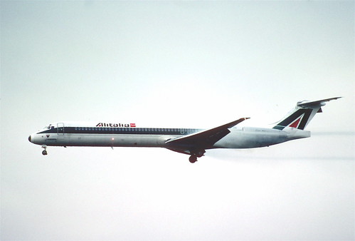 157ab - Alitalia MD-82; I-DACT@ZRH;26.10.2001
