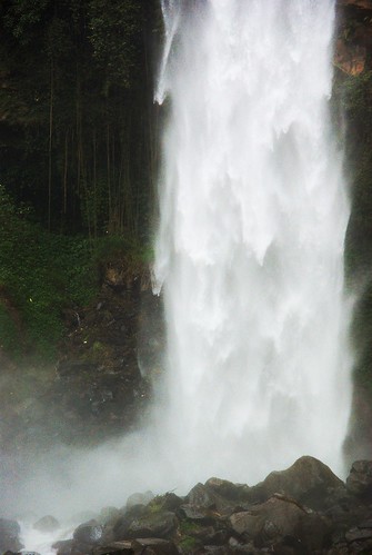 voyage travel nature water indonesia java waterfall asia eau solo bo asie noise cascade jawa chute indonesie noisy bruit surakarta airterjun tawangmangu 1400s flickrpublic grojogansewu imgp9118raw alexh3o